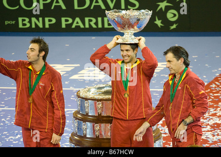 2008 finale di Coppa Davis team spagnolo Fernando Verdasco, Marcel Granollers e capitano Emilio Sanchez Vicario sollevando la Coppa Davis Foto Stock