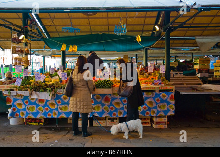 Shopping a Rialto prodotti freschi di mercato in Venezia Italia Europa Foto Stock