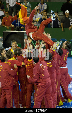 2008 Coppa Davis spagnolo ai membri del team di buttare il capitano Emilio Sanchez Vicario per l'aria per celebrare il 2008 cerimonia vincente Foto Stock