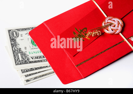 Close-up di noi carta moneta con una busta rossa Foto Stock