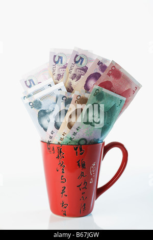 Close-up della valuta cinese in una tazza Foto Stock