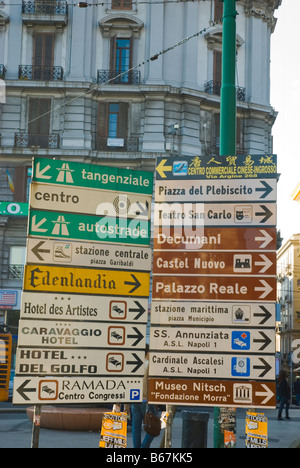 Segni in Piazza Garibaldi nel centro di Napoli Italia Europa Foto Stock