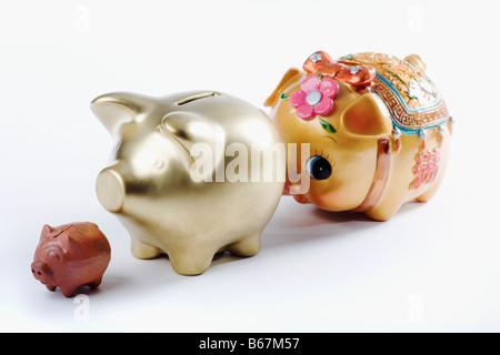 Close-up di salvadanaio di tre banche in una riga Foto Stock