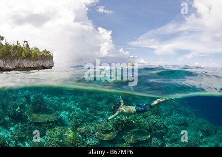 Lo snorkeling a Coral Reef Misool Raja Ampat Papua Nuova Guinea Indonesia Foto Stock