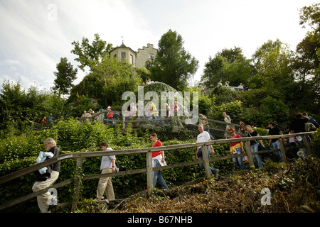 Turisti che scendono da Laufen Castello alla piattaforma di osservazione accanto alle Cascate del Reno, Schaffhausen, Svizzera Foto Stock