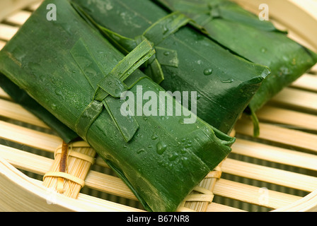 Gnocchi di riso avvolto in foglie di banano Foto Stock