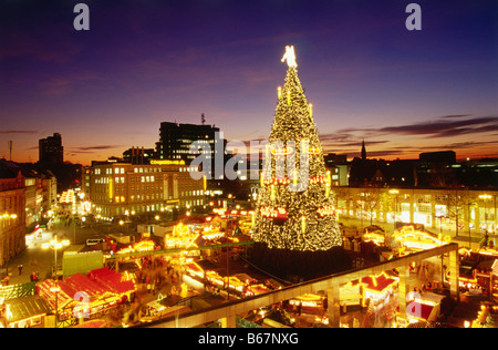 Vista sul mercato di Natale con gigantesco albero di Natale in serata, Dortmund, Renania settentrionale-Vestfalia, Germania Foto Stock