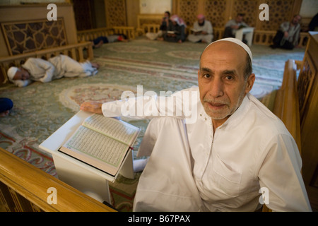 Uomo musulmano la lettura del Corano di Aleppo Grande Moschea, Aleppo, Siria, Asia Foto Stock