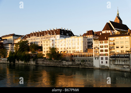 Riverbank con St. Martins chiesa in background, il fiume Reno, Basilea, Svizzera Foto Stock