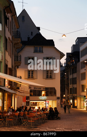 La gente seduta in una caffetteria nella luce della sera, Barfuesserplatz, Gerbergasse, Basilea, Svizzera Foto Stock
