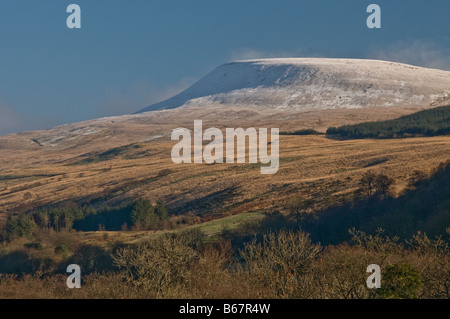 Vista da Craig y nos Visitor Center verso la ventola superiore Gyhirych Swansea Valley in Brecon Beacons in inverno Foto Stock