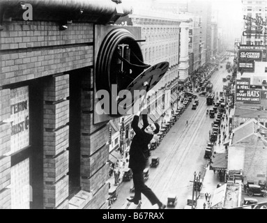 Harold Lloyd Sicurezza 1923 ultimo film muto con il grande comico appesi da un orologio nel centro di Los Angeles Foto Stock