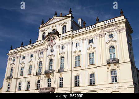 Gli Arcivescovi Palace in piazza Hradcanske all'ingresso al Castello di Praga e Mala Strana Foto Stock