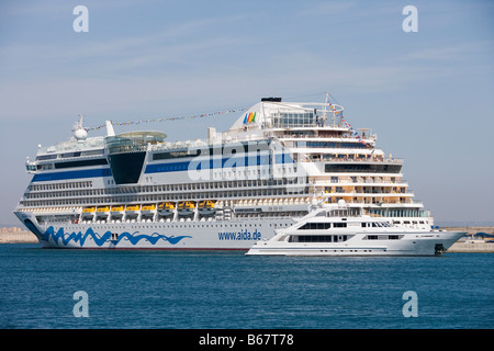 Cruiseship AIDAdiva e superyacht nel porto di Palma de Mallorca, Maiorca, isole Baleari, Spagna Foto Stock