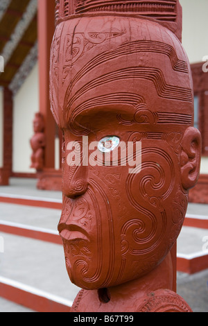 Maori Carving a Rotowhio Marae Meeting House ingresso, Te Puia, Rotorua, Isola del nord, Nuova Zelanda Foto Stock