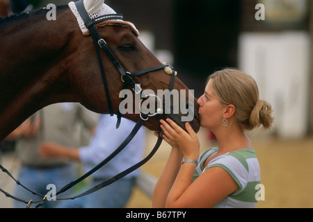 Giovane donna kissing cavallo, Ising, Chieming, Chiemgau, Alta Baviera, Germania Foto Stock