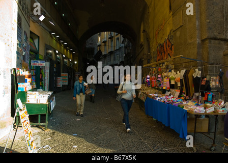 Bancarelle in Piazza Piazza Dante a Napoli Italia Europa Foto Stock