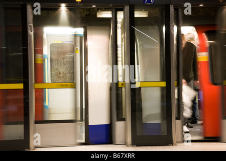 Metropolitana treno (Jubilee Line) a Canary Wharf Station di Londra, Inghilterra. Foto Stock