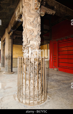 Dragon colonna in un tempio e il Tempio di Confucio, Qufu, Provincia di Shandong, Cina Foto Stock