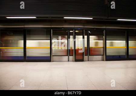 Metropolitana treno (linea Jubilee) e Piattaforma a Canary Wharf Station di Londra, Inghilterra. Foto Stock