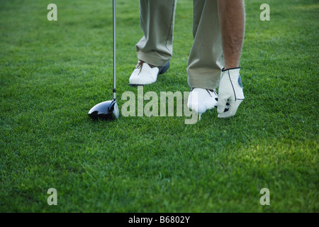 Il Golfer ponendo la sfera sul raccordo a T Foto Stock