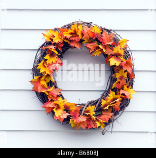 Un autunno ghirlanda appesa clapboard lato di una casa. Foto Stock