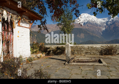 Annapurna South Mountain da Baraha tempio Buddista sopra Ghandruk villaggio nella catena Hannapurna, Himalaya, Nepal Foto Stock