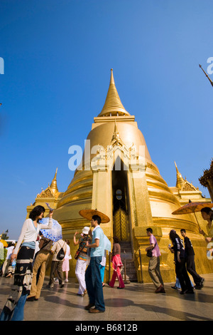 I turisti in visita a Phra Sri Rattana Chedi, Wat Phra Kaew, il più importante tempio buddista della Thailandia, Ko Ratanakosin, Bangkok Foto Stock