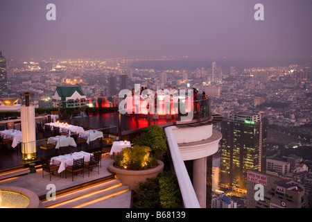 Vista su open air-bar Sirocco Sky Bar e Bangkok in serata, Torre di Stato, la cupola, Bangkok, Thailandia Foto Stock