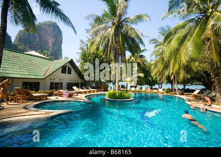 Piscina, il Mare di Sabbia Bungalows del Mare di Sabbia Resorts, Hat Rai Leh, Railay West, Laem Phra Nang, Railay, Krabi, Thailandia, dopo la t Foto Stock