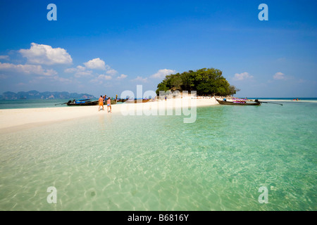 Persone alla spiaggia sabbiosa di Isola di pollo, barche ancorate, Laem Phra Nang, Railay, Krabi, Thailandia, dopo lo tsunami Foto Stock