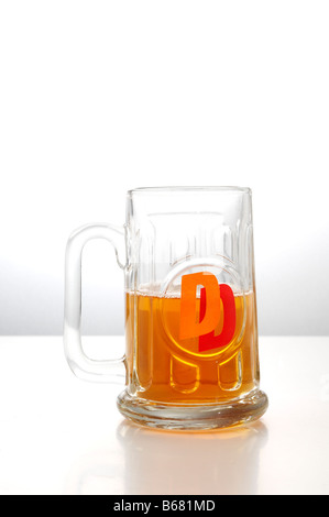 Double Diamond birra bicchiere mezzo vuoto/pieno Foto Stock