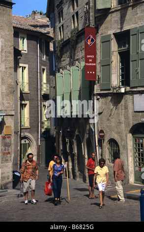 Strade nel vecchio Pézenas con ex-shop di Barbier Gély (ora ufficio turistico), Molière friend, Pézenas, Herault, Languedoc, Francia Foto Stock