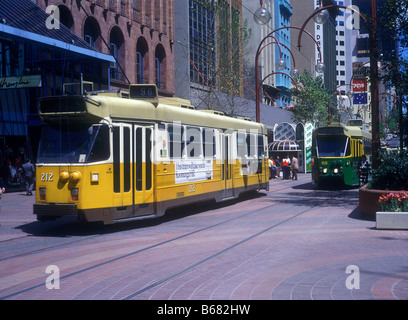 I tram in Bourke Street, una delle principali vie commerciali della città di Melbourne Foto Stock