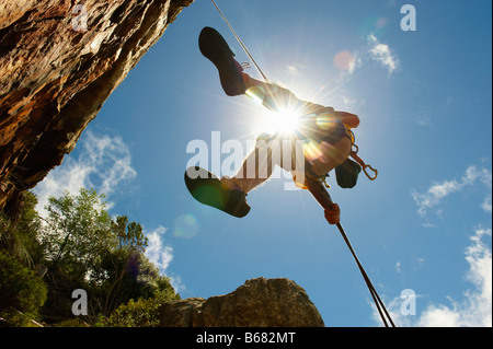 L'uomo discendente calata su corda Foto Stock