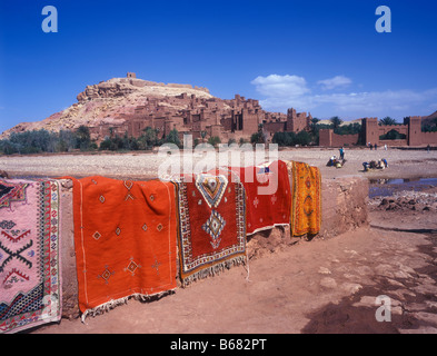 Antica città Kasbah di Ait Benhaddou su un ex Caravan Route accanto al fiume Quarzazate, utilizzato spesso come una pellicola ubicazione Foto Stock