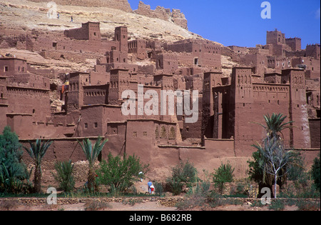 Antica città Kasbah di Ait Benhaddou su un ex Caravan Route accanto al fiume Quarzazate, utilizzato spesso come una pellicola ubicazione Foto Stock