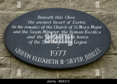 Una lapide commemorativa sul bordo sudoccidentale della cattedrale vicino, Exeter Devon Foto Stock