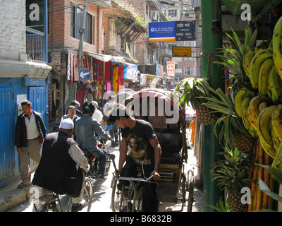 Strada trafficata scena nella zona di Thamel di Kathmandu, Bagmati, Himalaya, Nepal, Asia centrale Foto Stock