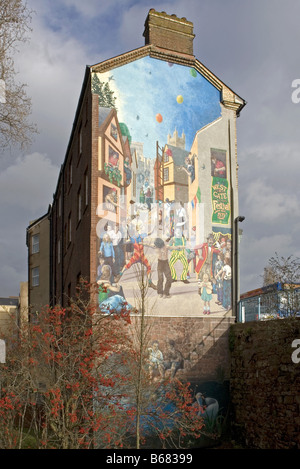 Grande pittura murale adorna tutto il lato di un edificio su Fore Street, Exeter Devon Foto Stock