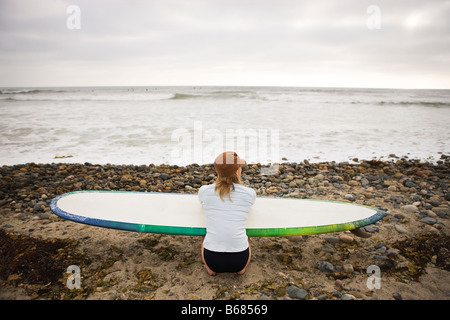 Donna con la tavola da surf Foto Stock