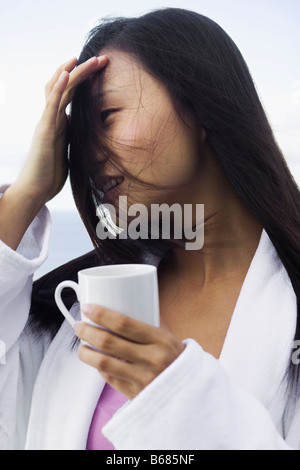 Ritratto di donna di bere il caffè del mattino Foto Stock