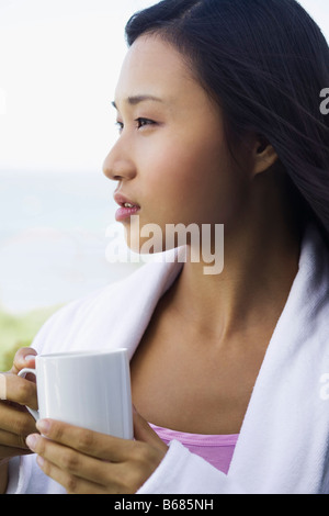Donna che mantiene Mug Foto Stock