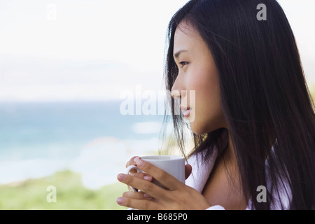 Ritratto di donna di bere il caffè del mattino Foto Stock