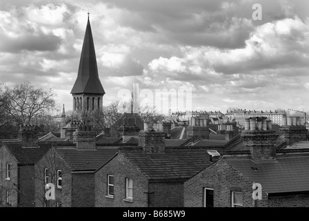 Vista di case a schiera in East Dulwich, nel sud di Londra, Regno Unito, tra cui chiesa di San Giovanni Evangelista guglia Foto Stock