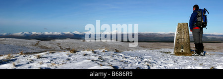 Hilwalker Duncolm sulla collina che guarda verso il Loch Lomond Trossachs National Park Foto Stock