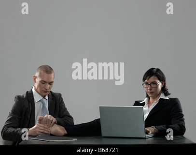 Uomo Donna dando massaggio ai piedi Foto Stock