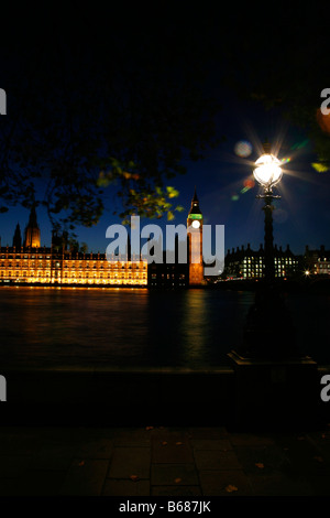 Guardando attraverso il Fiume Tamigi da Albert Embankment per le Case del Parlamento, Westminster, London Foto Stock