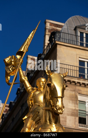 Statua di Giovanna d'arco a Place des Pyramides Parigi Francia Foto Stock
