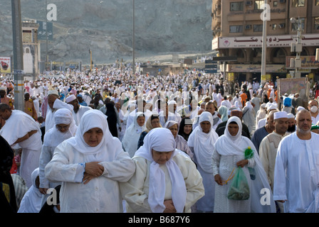 Due anziane signore offrendo loro le preghiere individuali prima della preghiera congregazionale Makkah Arabia Saudita Foto Stock